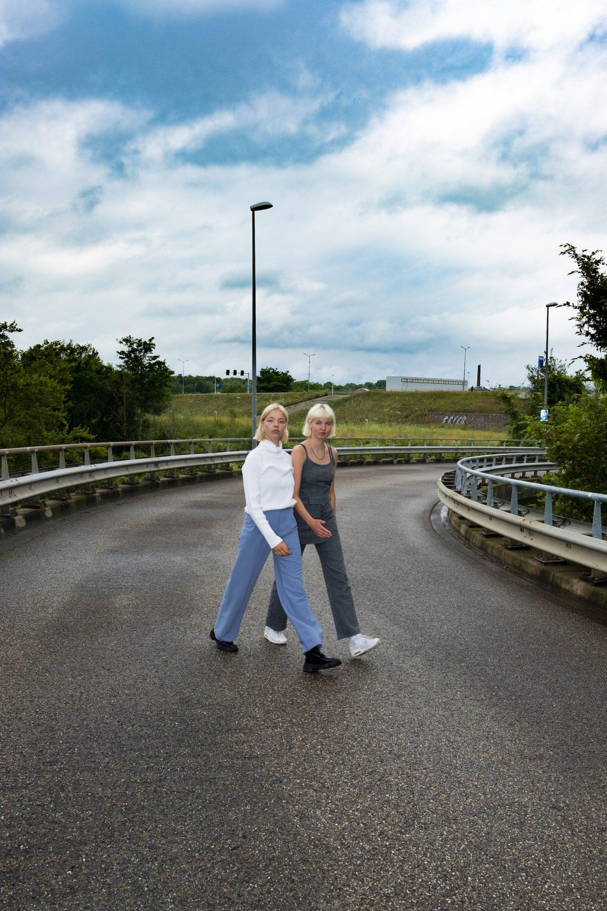 Posterbeeld HIER KUN JE NIET OMHEEN fotograaf Qiqi van Boheemen web