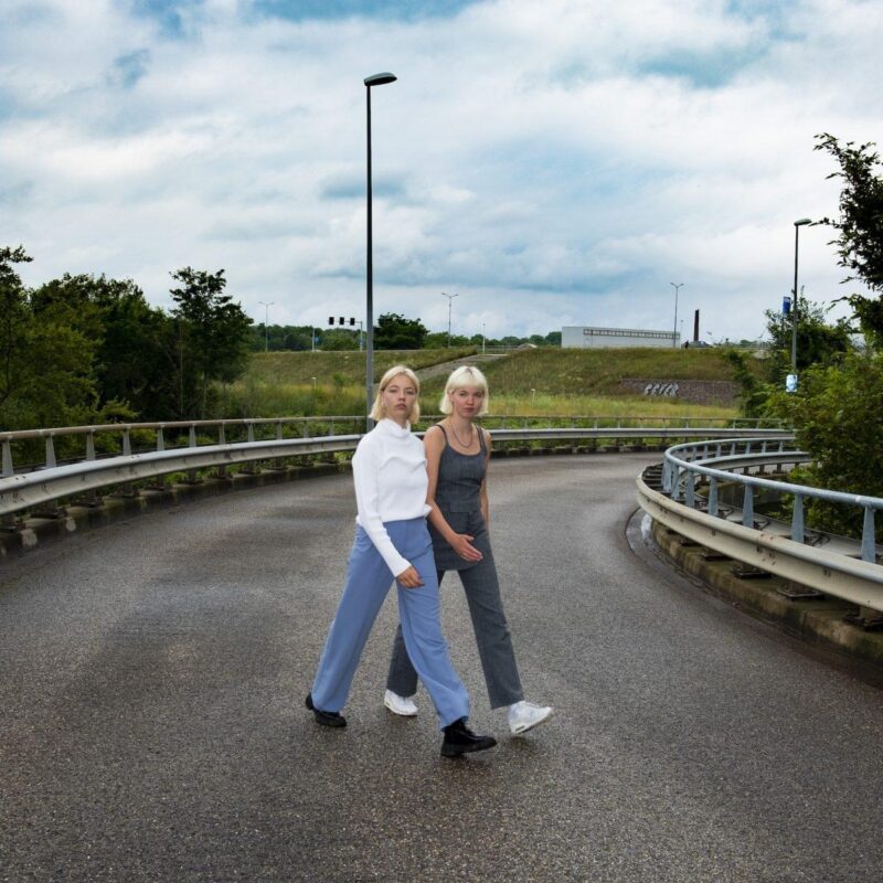 Posterbeeld HIER KUN JE NIET OMHEEN fotograaf Qiqi van Boheemen web