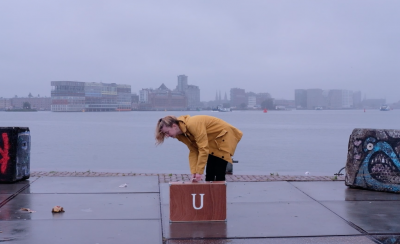 Wieke met koffer U 400x244