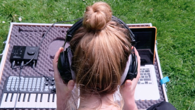 Wieke met koptelefoon en laptop 400x225