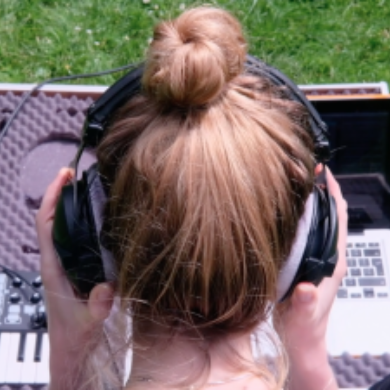 Wieke met koptelefoon en laptop 400x225